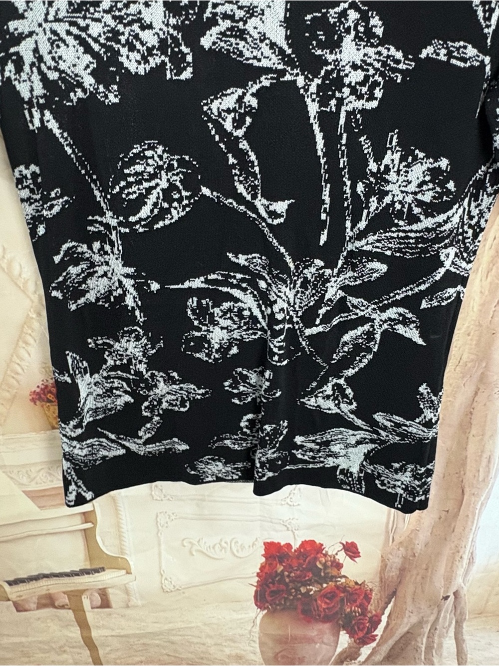 White House Black Market Black & White Floral Button-Shoulder Top - Picture 4 of 9